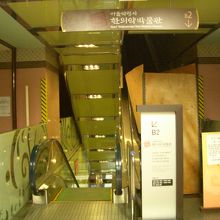 入り口に向かうエスカレータ