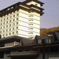 隣には名水亭があります