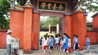 孔子廟には子供たちが似合う