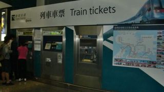 入国したら目の前が、エアーポートエックスプレス（機場快線)の駅です。