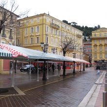 サレヤ広場は旧市街の入口です。