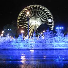 グラデーションで変化するマセナ広場のイルミネーション★