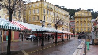 サレヤ広場の朝市