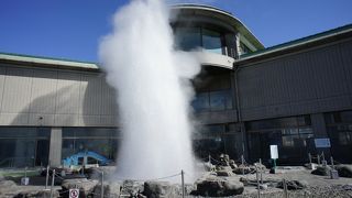 かつては、５０メートルも噴き上げていたという間欠泉