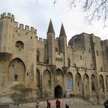 ゴシック建築様式が美しい・・・法王庁宮殿