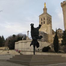 法王庁前の逆さまの象の像