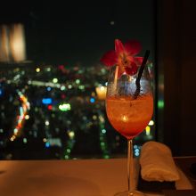 東京の夜景を見ながら食事。連休中なので暗い