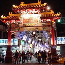 華西街の入口です。