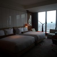 落ち着きのある客室、部屋の広さも充分。