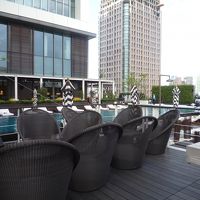 シティでもプールでリゾート。