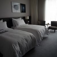 シンプルで使いやすい客室。ベッドはシングルサイズ。