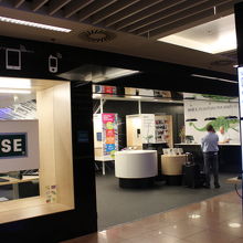 ブリュッセル空港内のBASEのお店でSIMカード