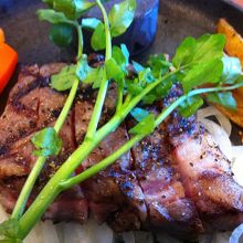 オーソドックスなステーキ。コーヒーはセルフサービス