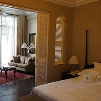 手前がベッドルーム、奥がリビング