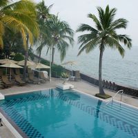 ベランダから見たプールと海（悪天候）