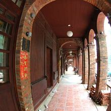 このような老街が連なる