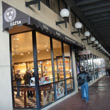 外からでも店内が見えて入りやすいです