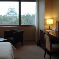 窓からの眺め。今日は冬曇なのですっきり見えにくいけれど