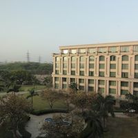 部屋からは中庭とホテル別棟の建物