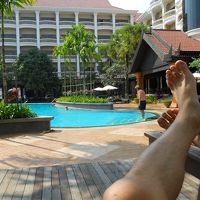 プールサイドでのんびりと