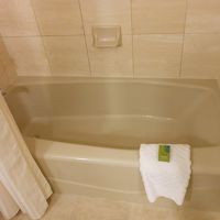 バスタブは浅め