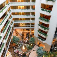 建物の内側は吹き抜けになっている