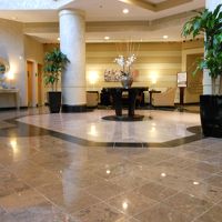 広くはないものの、くつろげるロビー。小さな売店もあり