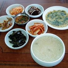 貝粥に盛りだくさんの副菜が付く