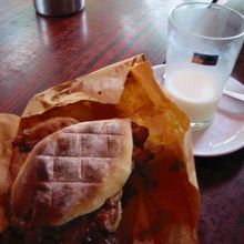 かりっとしたバンズに甘辛いポークチョップ！
