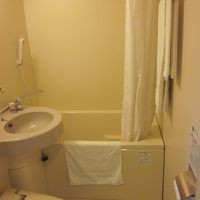 お部屋のバスルームは小さいですが、温泉大浴場あり