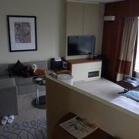 ベッドの頭板の裏側が書斎コーナーになっていました。なんとなく