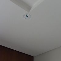 部屋の天井にキブラを発見。大抵のホテルにあるらしい。