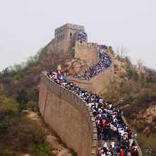 長蛇の列、まさに人も長城も龍のようです。