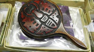 岡山名産烏城彫のお土産を購入できます。備前焼のお土産も。