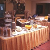 バイキングの朝食。パンは美味しいです