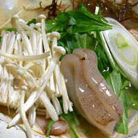 一人分の味噌貝焼き。魚介の水分でグツグツ煮込みます。