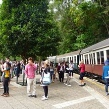 途中のバロンフォールズ駅です