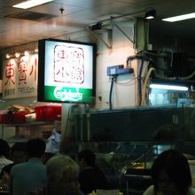 丸テーブルに丸イスですので、長居はできません。