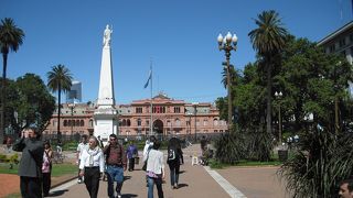 ピンク色の大統領府（カサ・ロサーダ）　（Casa Rosada）。