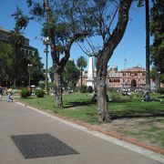 大統領府の前にあります。五月広場 　（Plaza de Mayo）。