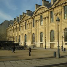 ルーブル美術館のリシュリュー翼は昔大蔵省として使われていた。