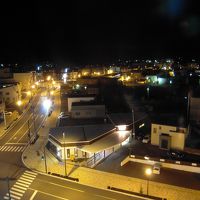 部屋から眺める夜の駅前