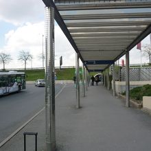 外へ出て目の前の道路をくぐるとターミナル３です