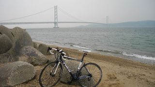 明石海峡大橋は、瀬戸内海に有りますが、風が出ると、荒れます。