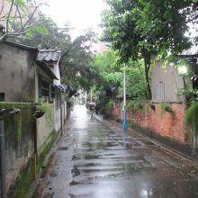 鄙びた通り沿いに住居があります。