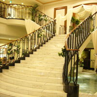 ロビー横のおしゃれな階段