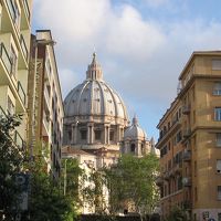 サンピエトロ大聖堂をバックにホテルの外観