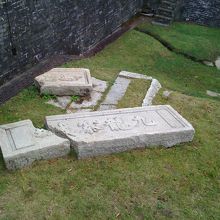 割れたままの扁額