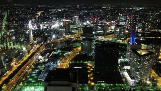 窓側の席で夜景を楽しみながら食事