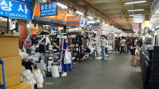 被服のパーツが売られています